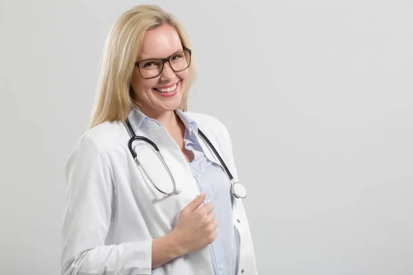 Giovane Medico Famiglia Femminile Nel Complesso Del Medico Con Stetoscopio — Foto Stock