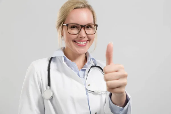 Jeune Femme Médecin Amicale Dans Ensemble Médecin Avec Stéthoscope Montre — Photo