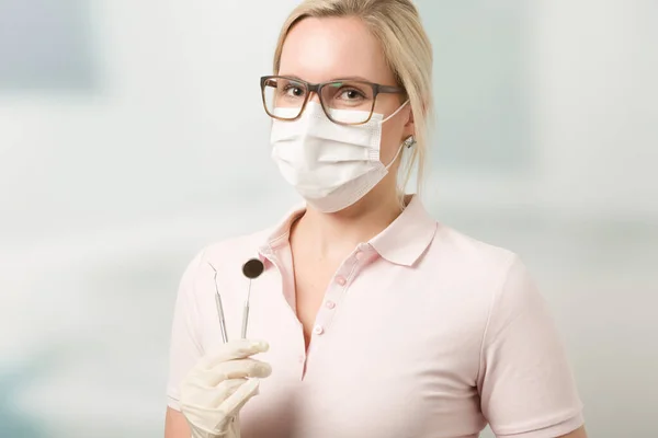 Young Female Dentist Face Mask Gloves Shows Two Dental Instruments — Stock Photo, Image