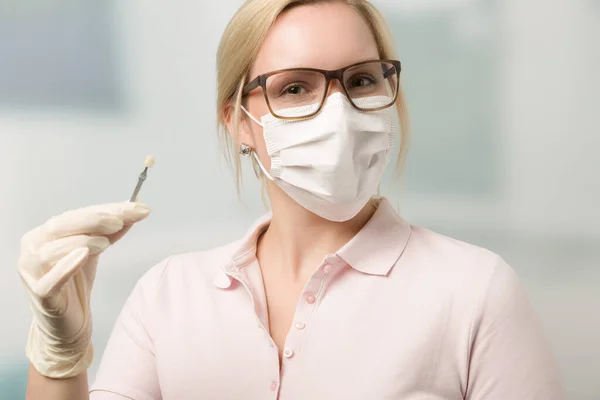 Jonge Vrouwelijke Tandarts Presenteren Een Tandheelkundige Schaduw Gids Fineer Van — Stockfoto