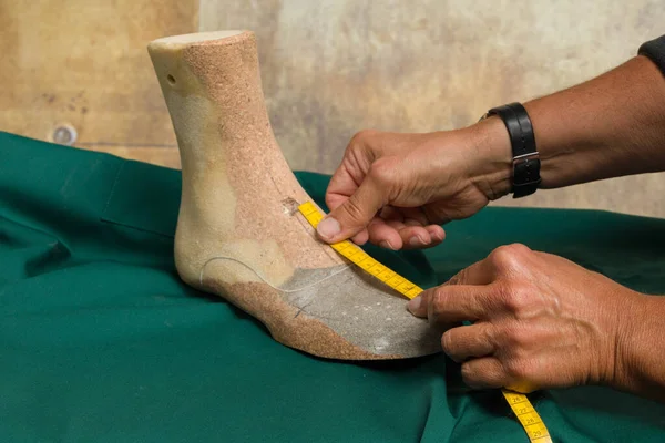 Hands Orthopedic Shoemaker Measuring Wooden Last Quality Control — Stock Photo, Image