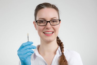 Kadın dişçi ve diş gölgesi rehberi  