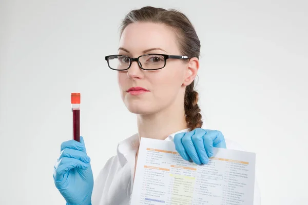 Laboratuvarda Kan Sondası Tutan Genç Bir Kadın — Stok fotoğraf