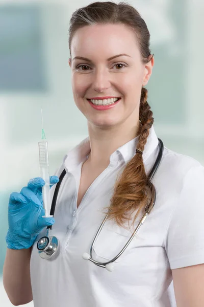 Giovane Dottoressa Assistente Medico Con Una Siringa Tirata Davanti Una — Foto Stock