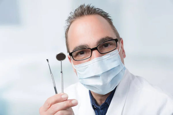 Стоматолог Перчатках Маске Лица Зубными Инструментами — стоковое фото