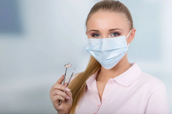 Diş Maskeli Dişçi Kadın Dişçi Asistanı Diş Aletlerini Saklar Gösterir — Stok fotoğraf