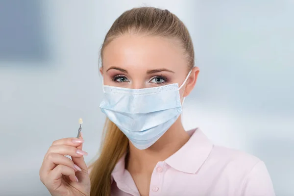 Dentist Assistant Female Dentist Dental Face Mask Shows Shade Guide — Stock Photo, Image