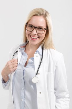 Kadın arkadaş canlısı, genç bir aile doktoru.