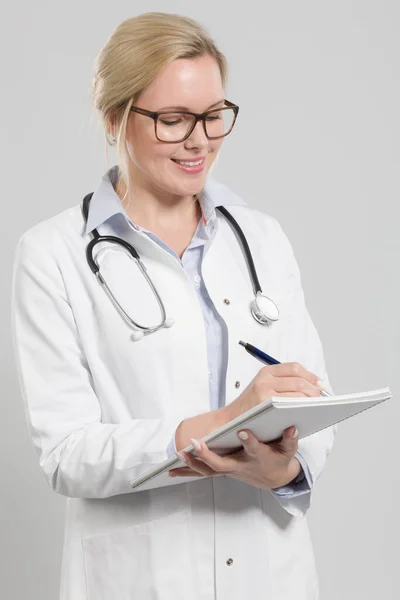 Médecin Famille Féminin Dans Ensemble Médecin Avec Stéthoscope — Photo