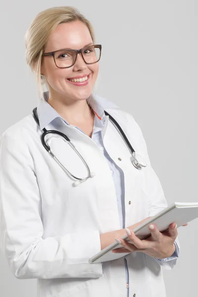 Médecin Famille Féminin Dans Ensemble Médecin Avec Stéthoscope — Photo