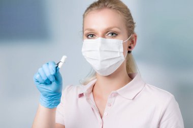 Pamuklu dişçi asistanı / kadın dişçi 