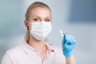 Pamuklu dişçi asistanı / kadın dişçi 