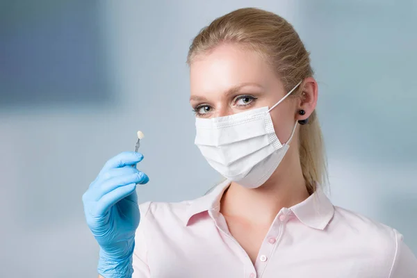 Dentist Assistant Female Dentist Dental Face Mask Holds — Stock Photo, Image