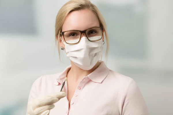 Dentist Assistant Female Dentist Dental Face Mask Holds — Stock Photo, Image