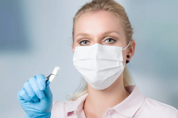 Assistente Dentista Dentista Femminile Con Rotolo Cotone — Foto Stock