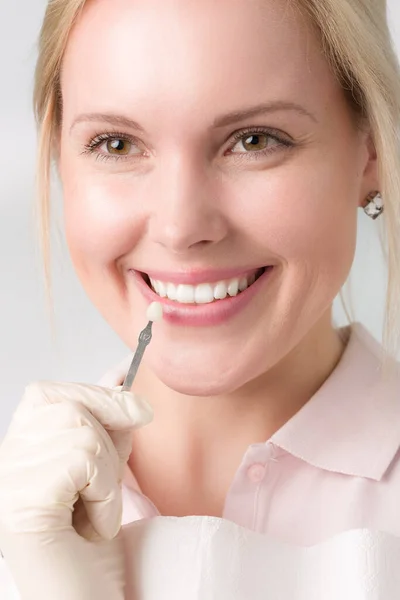 Close Dentist Using Shade Guide Woman Mouth Check — Stock Photo, Image