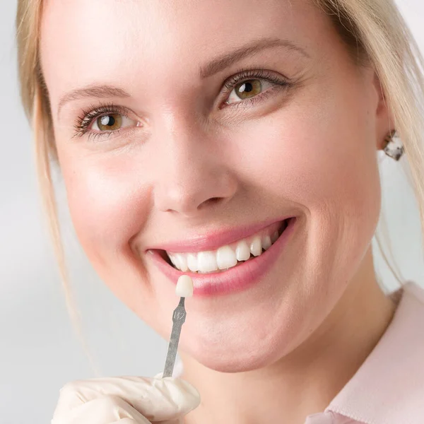 Close Dentist Using Shade Guide Woman Mouth Check — Stock Photo, Image