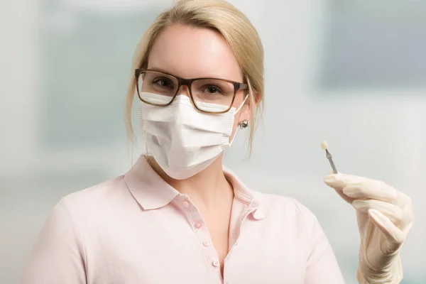 Dentista Assistente Dentista Feminina Com Máscara Facial Dentária Detém — Fotografia de Stock