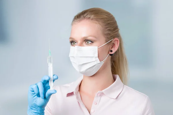 Female Doctor Nurse Handling Pulled Syringe — Stock Photo, Image