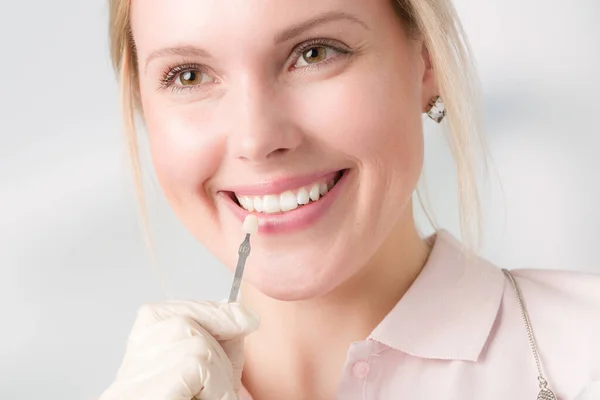 Close Dentist Using Shade Guide Woman Mouth Check — Stock Photo, Image