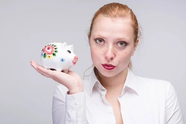 Junge Glückliche Frau Mit Sparschwein Porzellanbank — Stockfoto