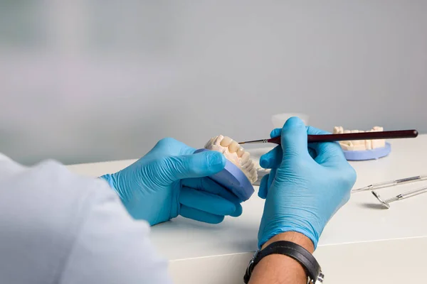 Close Técnico Odontológico Fazendo Algum Trabalho Pintura Coroa Dente Laboratório — Fotografia de Stock