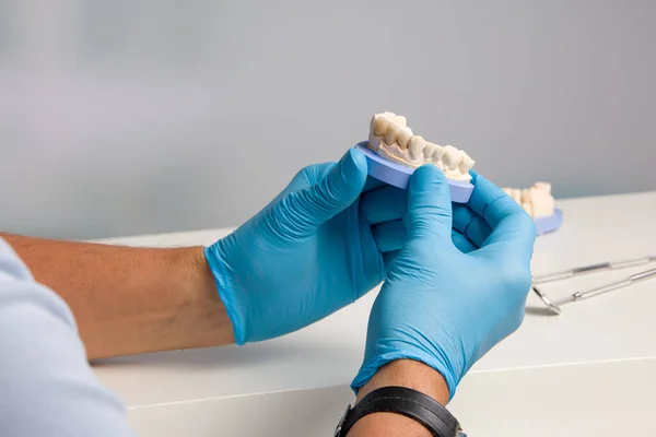 Close Técnico Odontológico Fazendo Controle Qualidade Coroa Dentária Feita Laboratório — Fotografia de Stock