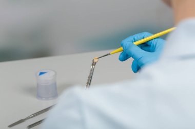 Yapay diş fırçasıyla boyama işini kapatın.