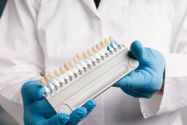 Gölge rehberi ile dişçi eli kontrol ve kaplama belirlemek için