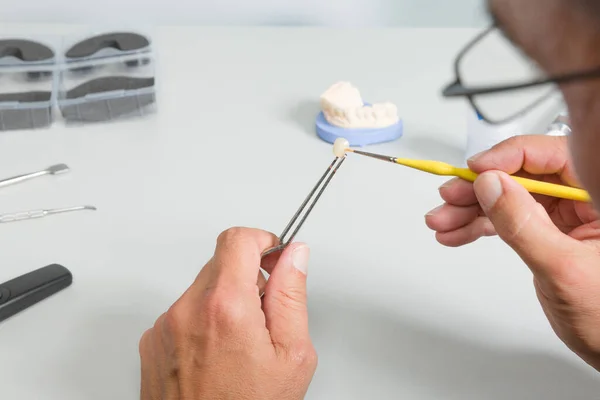 Fechar Trabalho Pintura Dentição Artificial Com Pincel — Fotografia de Stock