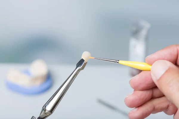 Fechar Trabalho Pintura Dentição Artificial Com Pincel — Fotografia de Stock