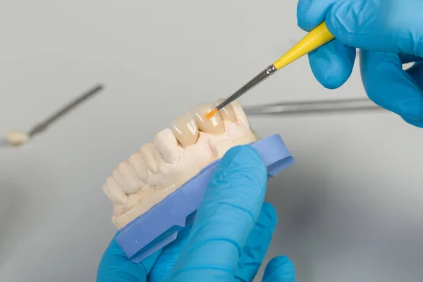 Yapay Diş Fırçasıyla Boyama Işini Kapatın — Stok fotoğraf