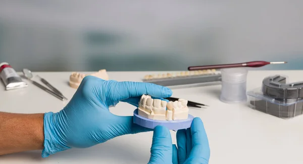 Kıç Taraftaki Yapay Dişçide Kullanıma Hazır Bir Konumu Kapat — Stok fotoğraf