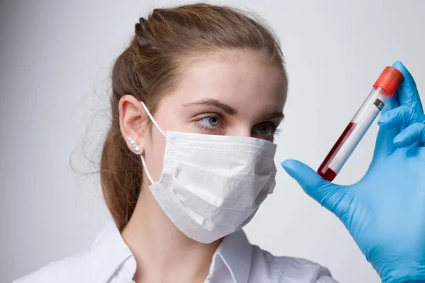 Yüz Maskeli Genç Bir Kadın Kan Testi Tüpü Gösteriyor — Stok fotoğraf