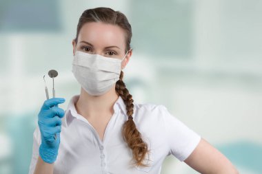 Diş maskesi takan dişçi asistanı / kadın diş hekimi