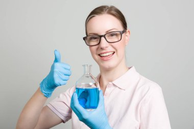 Renkli bir sıvı suyu içeren test tüpü olan bir kadın bilim adamı.