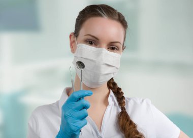 Diş maskesi takan dişçi asistanı / kadın diş hekimi