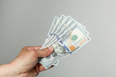 Bir deste banknotla bir erkek eli.