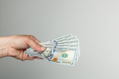 Bir deste banknotla bir erkek eli.