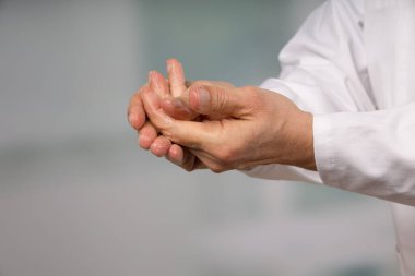 Doktorun elini sabunla temizle.