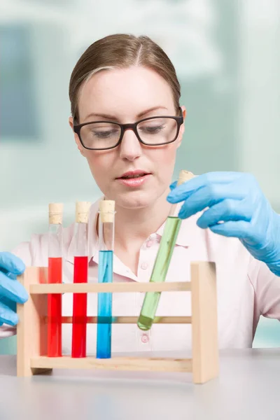 Kvinnlig Forskare Med Ett Provrör Som Innehåller Färgglad Liuid — Stockfoto
