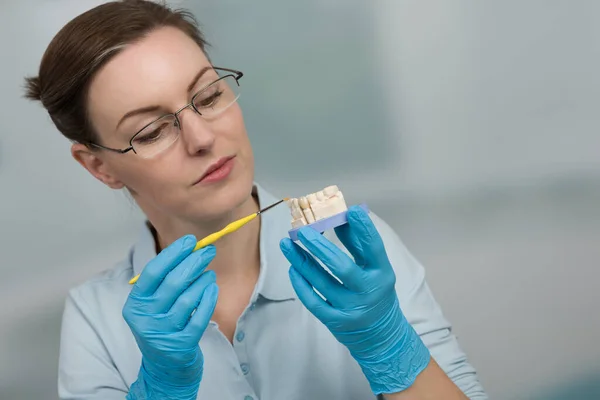 Жінка Стоматолог Працює Над Зубними Частинами Стоматологічному Кабінеті — стокове фото