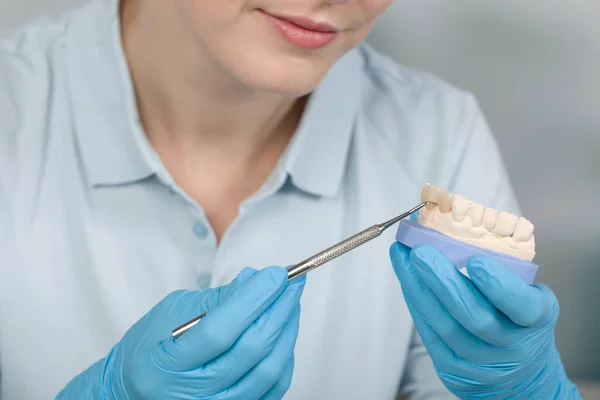 Kvinnlig Tandtekniker Arbetar Med Protesdelar Ett Dentallaboratorium — Stockfoto