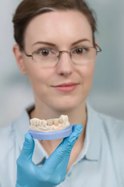Γυναίκα Οδοντοτεχνίτης Εργάζεται Μέρη Οδοντοστοιχίας Ένα Οδοντιατρικό Labo — Φωτογραφία Αρχείου