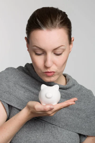 Junge Glückliche Frau Mit Sparschwein Porzellanbank Der Hand — Stockfoto