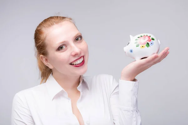 Junge Rothaarige Frau Steckt Eine Münze Ihr Sparschwein Porzellan — Stockfoto