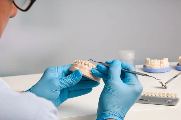 Diş Laboratuarında Diş Kaplaması Üzerinde Çalışan Diş Teknisyenini Kapatın — Stok fotoğraf