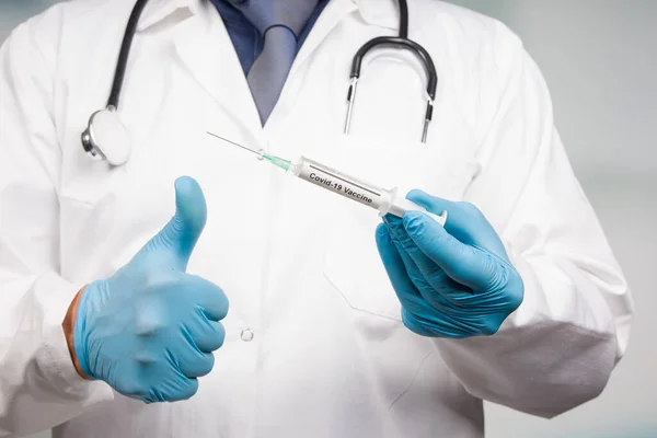 Close Mão Médico Luvas Médicas Com Uma Seringa Com Vacina — Fotografia de Stock