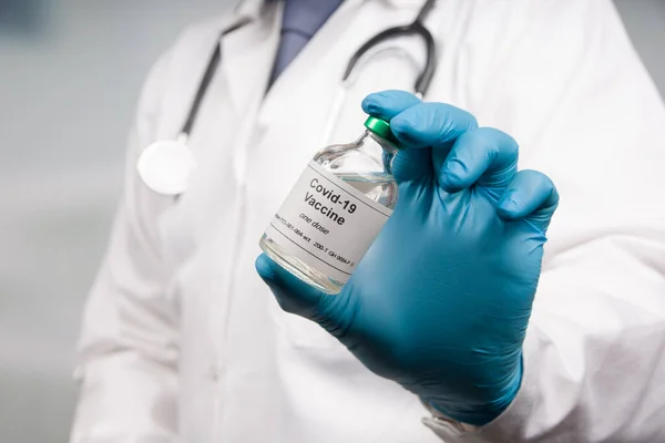 Närbild Läkarens Hand Sjukvårdshandskar Med Flaska Covid Vaccin — Stockfoto