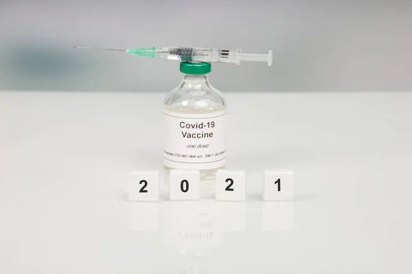 按2021年数量关闭Covid 19疫苗注射器和血清瓶 — 图库照片